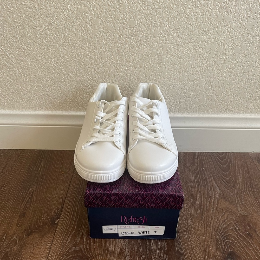 Women’s white sneakers